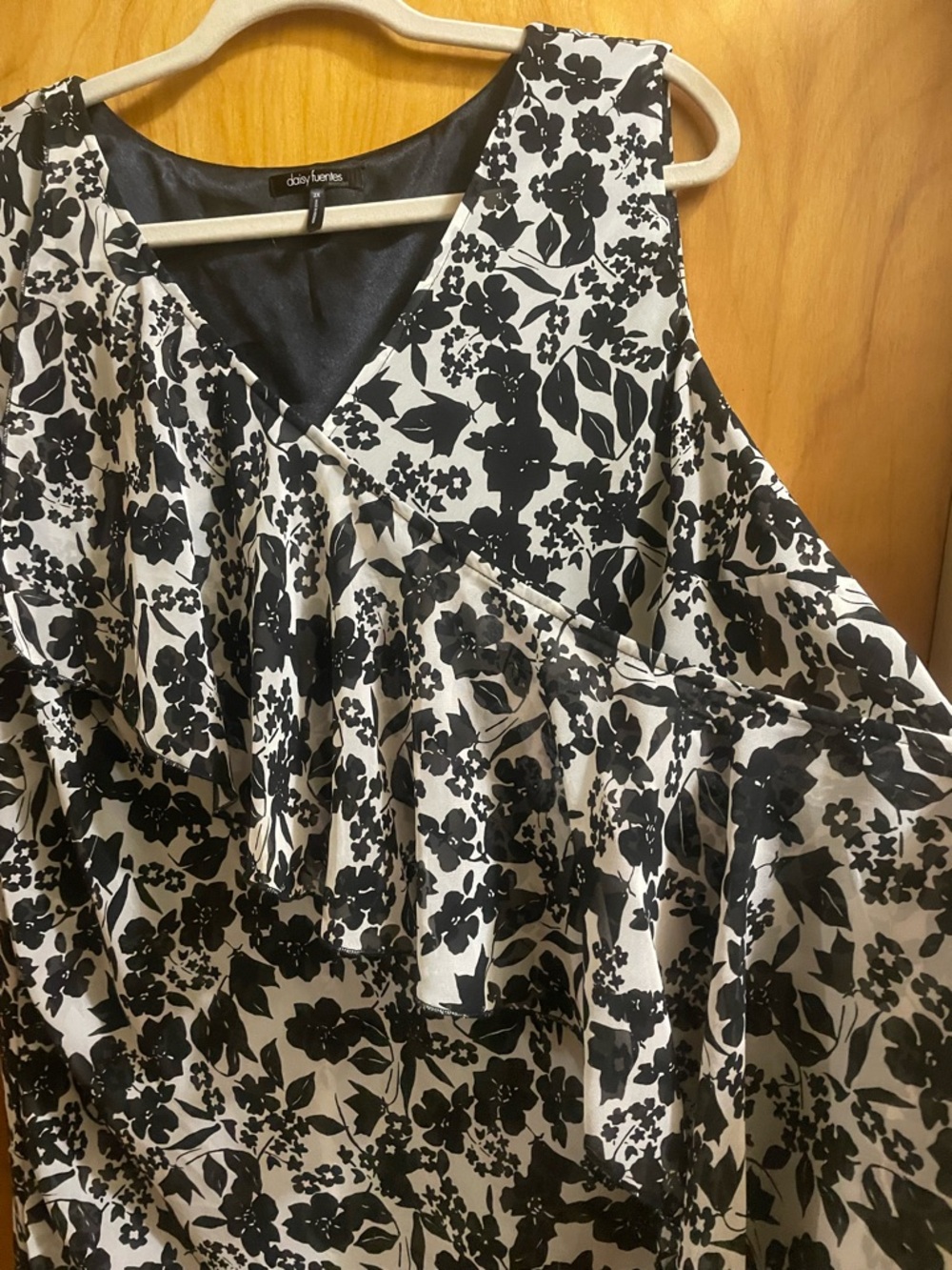 Daisy Fuentes Black & White Floral Draped V-Neck Sleeveless Wrap Top - Picture 5 of 10